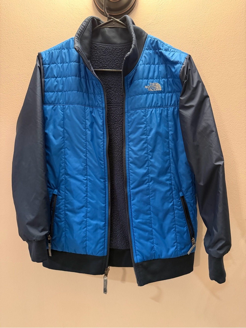 The North Face boys L 14/16 Blue Quilted Body Navy Sleeve Hybrid Jacket